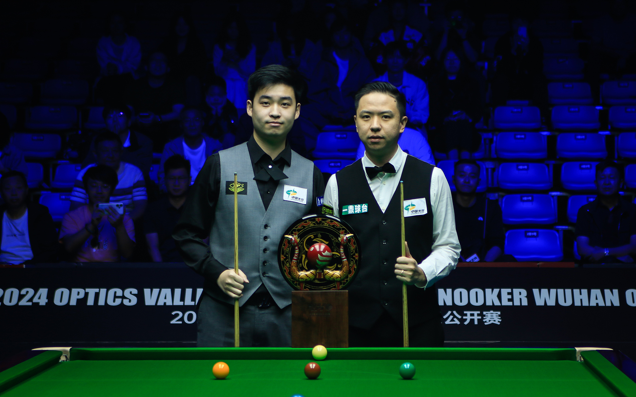 Xiao Guodong (R) of China displays the championship trophy after beating Si Jiahui of China 10-7 in the final at the Wuhan Open in Wuhan, central China's Hubei Province, October 12, 2024. /CFP