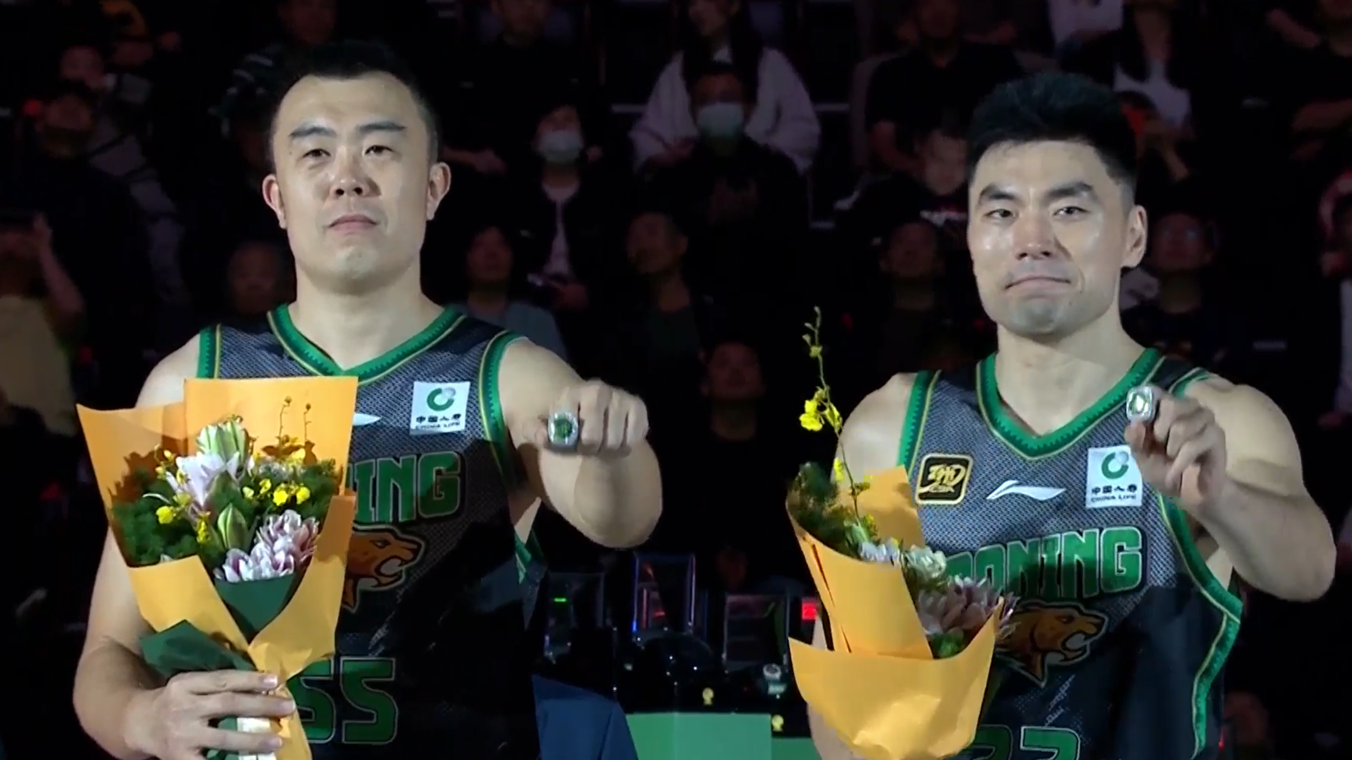 Han Dejun (L) and Li Xiaoxu of the Liaoning Flying Leopards receive their CBA championship rings before opening the 2024-25 season against the Zhejiang Golden Bulls in Shenyang, northeast China's Liaoning Province, October 12, 2024. /CMG