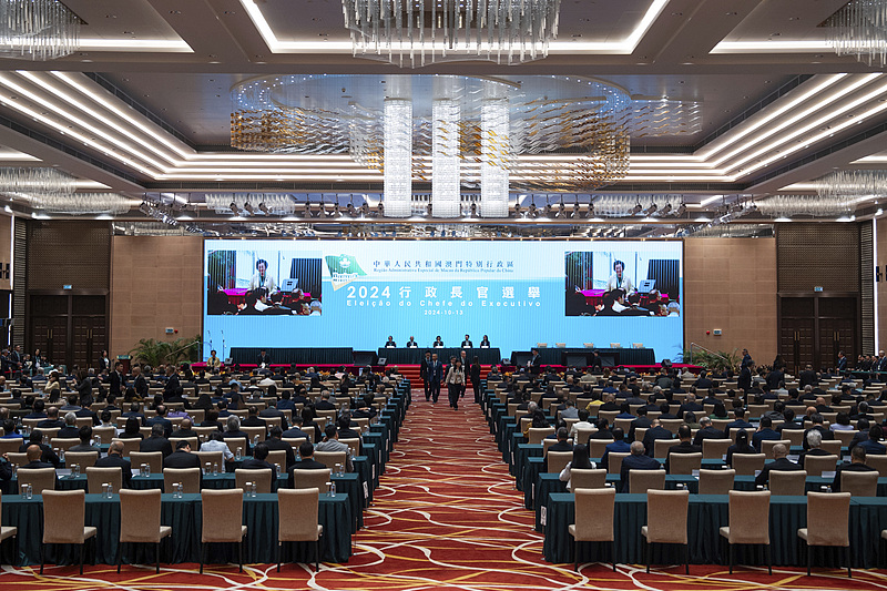 Election committee members vote during the chief executive election in the Macao Special Administrative Region, October 13, 2024. /CFP