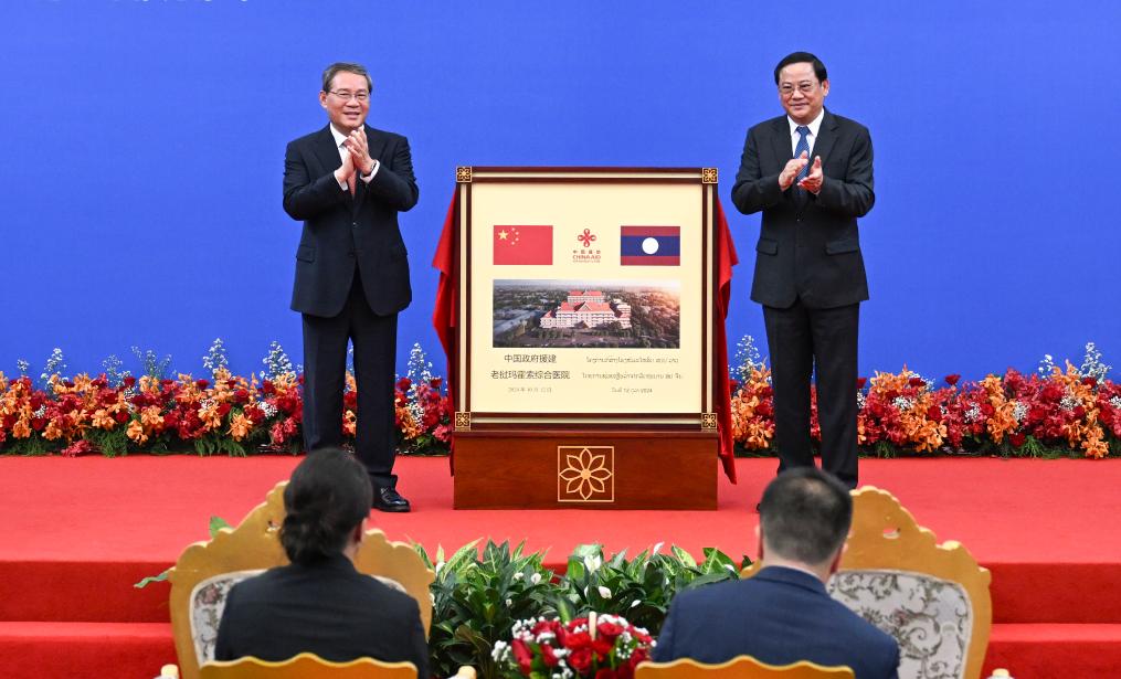 Chinese Premier Li Qiang (L) and Lao Prime Minister Sonexay Siphandone attend the inauguration ceremony for the China-aided Mahosot General Hospital building in Vientiane, Laos, October 12, 2024. /Xinhua