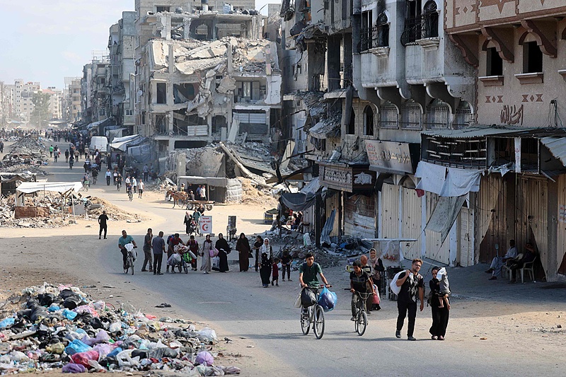 Palestinians carry their belongings as they flee areas north of Gaza City in the northern Gaza Strip, October 12, 2024. /CFP