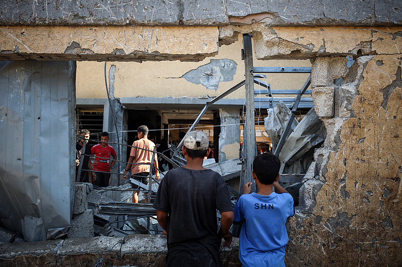 Palestinians inspect a school that the Israeli occupation army attacked in Deir al-Balah, Gaza, October 10, 2024. /CFP