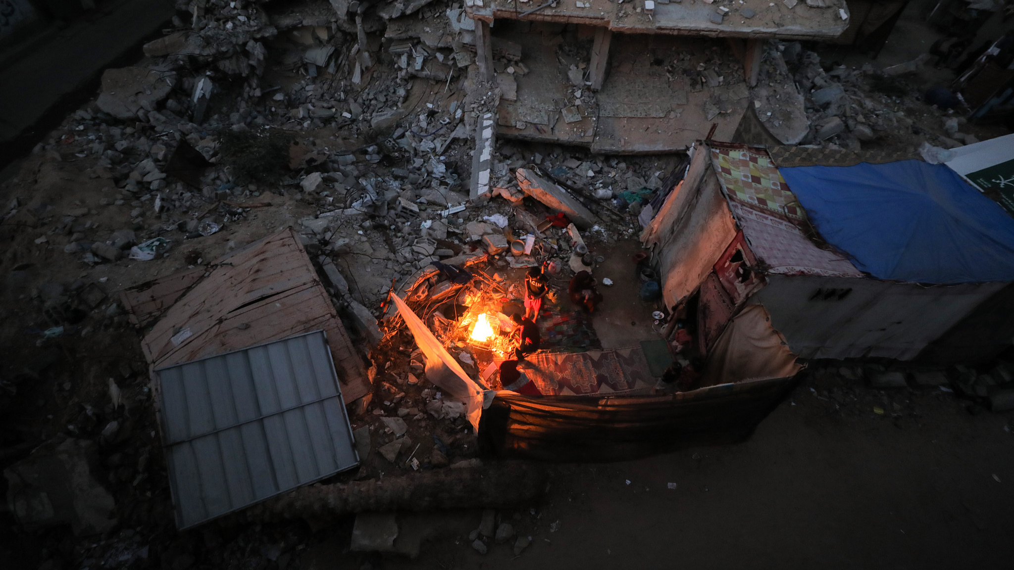 Palestinians use fire as light source as they struggle with power outages amid destroyed infrastructure due to Israeli attacks in Gaza, October 13, 2024. /CFP