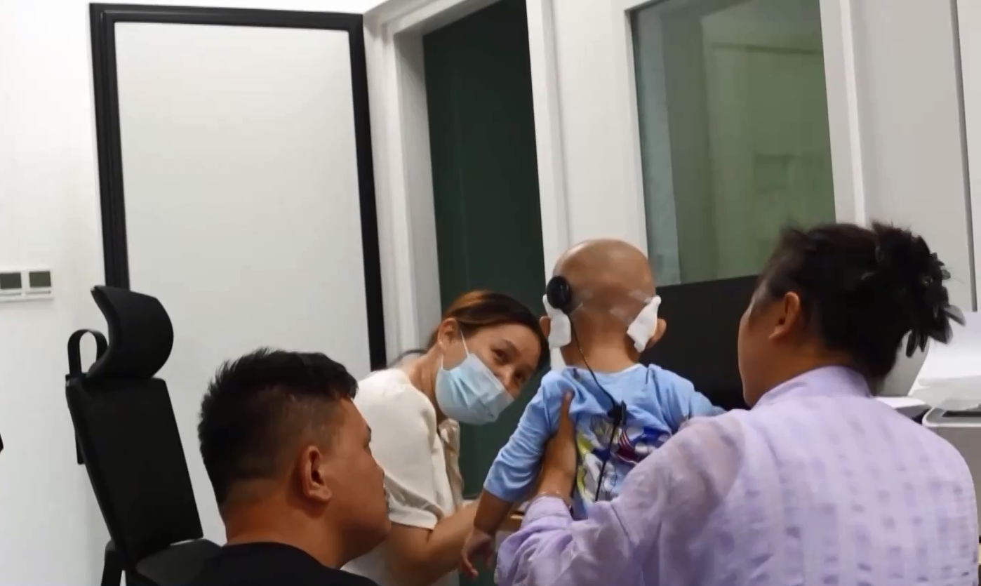 Chen Jian (L1) and his wife are having their baby tested following cochlear implant surgery at Jiangxi Provincial Children's Hospital in Nanchang City, Jiangxi Province, China, October 2024. /CMG