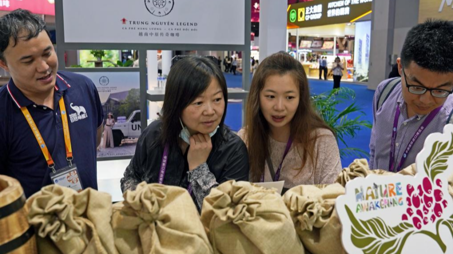 Visitors look at Honduras coffee, which enters Chinese market for the first time, at the 6th China International Import Expo in east China's Shanghai, November 5, 2023. /Xinhua