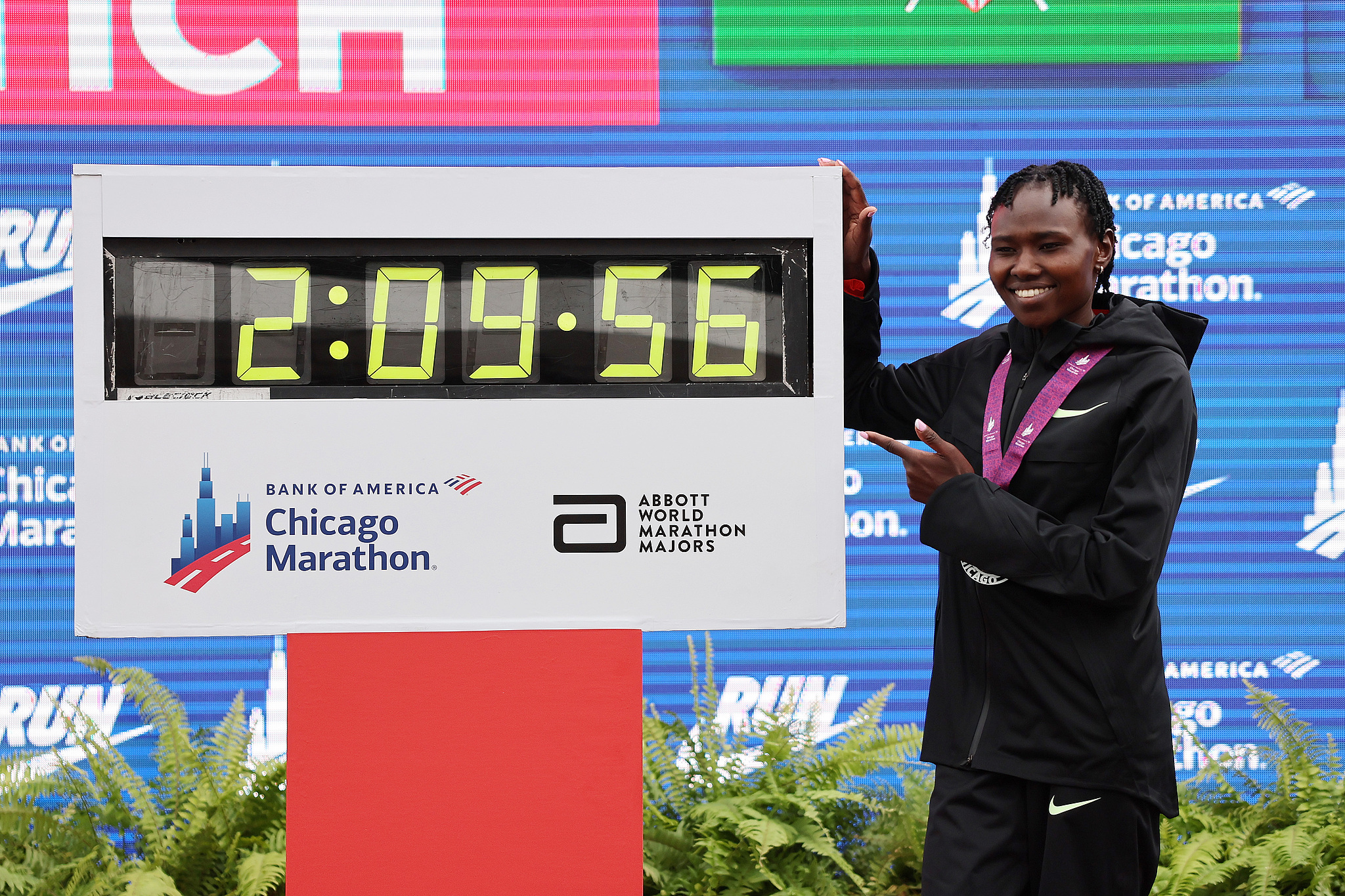 Ruth Chepngetich of Kenya breaks the women's marathon world record in Chicago, Illinois, October 13, 2024. /CFP