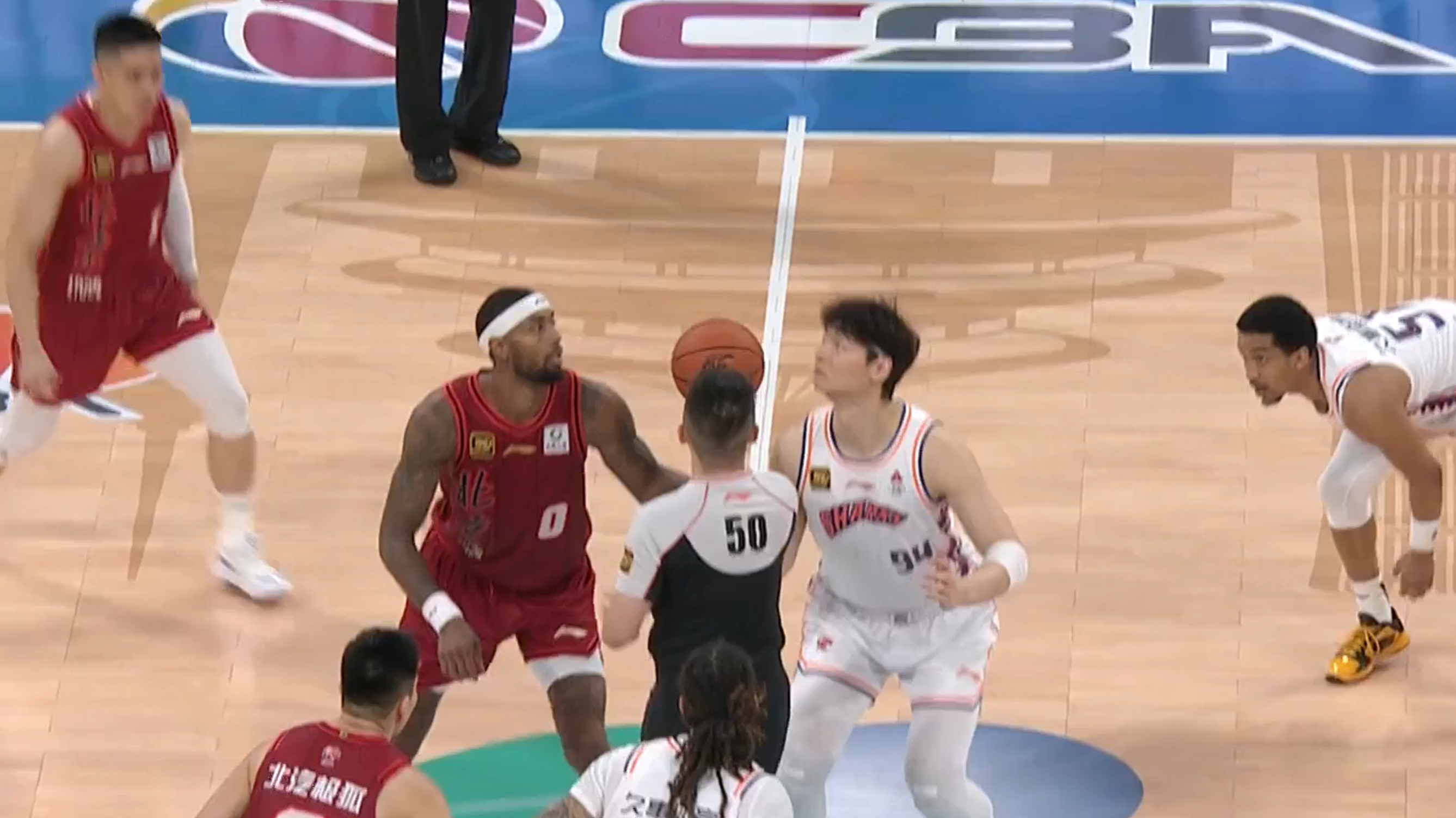 Richard Solomon (#0) of the Beijing Ducks and Wang Zhelin (#94) of the Shanghai Sharks prepare to compete for a jump ball in the game in Beijing, October 13, 2024. /CMG