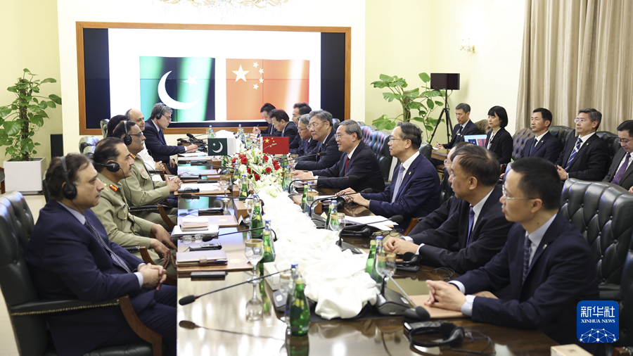 Chinese Premier Li Qiang meets with Chairman of the Joint Chiefs of Staff Committee of Pakistan Sahir Shamshad Mirza, Chief of Army Staff, Asim Munir, Chief of Naval Staff, Naveed Ashraf and Chief of Air Staff, Zaheer Ahmad Babar in Islamabad, Pakistan, Oct. 14, 2024. /Xinhua