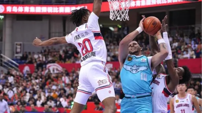 Guangzhou's William Douglas (L) blocks Qingdao's Myles Powel in the CBA season opener between the two teams in Qingdao, China, October 14, 2024. /CFP