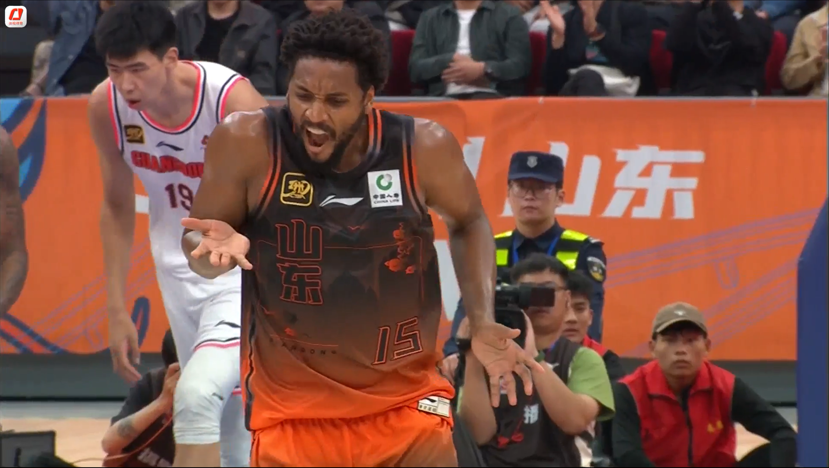 Jarmar Gulley (#15) of the Shandong Kylins gestures in a Chinese Basketball Association (CBA) game against the Guangdong Southern Tigers in Jinan, east China's Shandong Province, October 15, 2024. /CMG