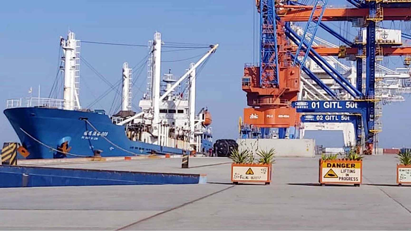 International transit activities start with the arrival of the first cargo of fish for onward shipment to China, at the Gwadar Port, November 24, 2020. /CFP