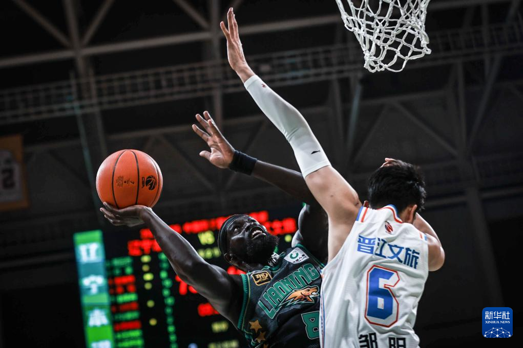 Marial Shayok (L) of the Liaoning Flying Leopards drives toward the rim in the game against the Fujian Sturgeons in Shenyang, northeast China's Liaoning Province, October 16, 2024. /Xinhua