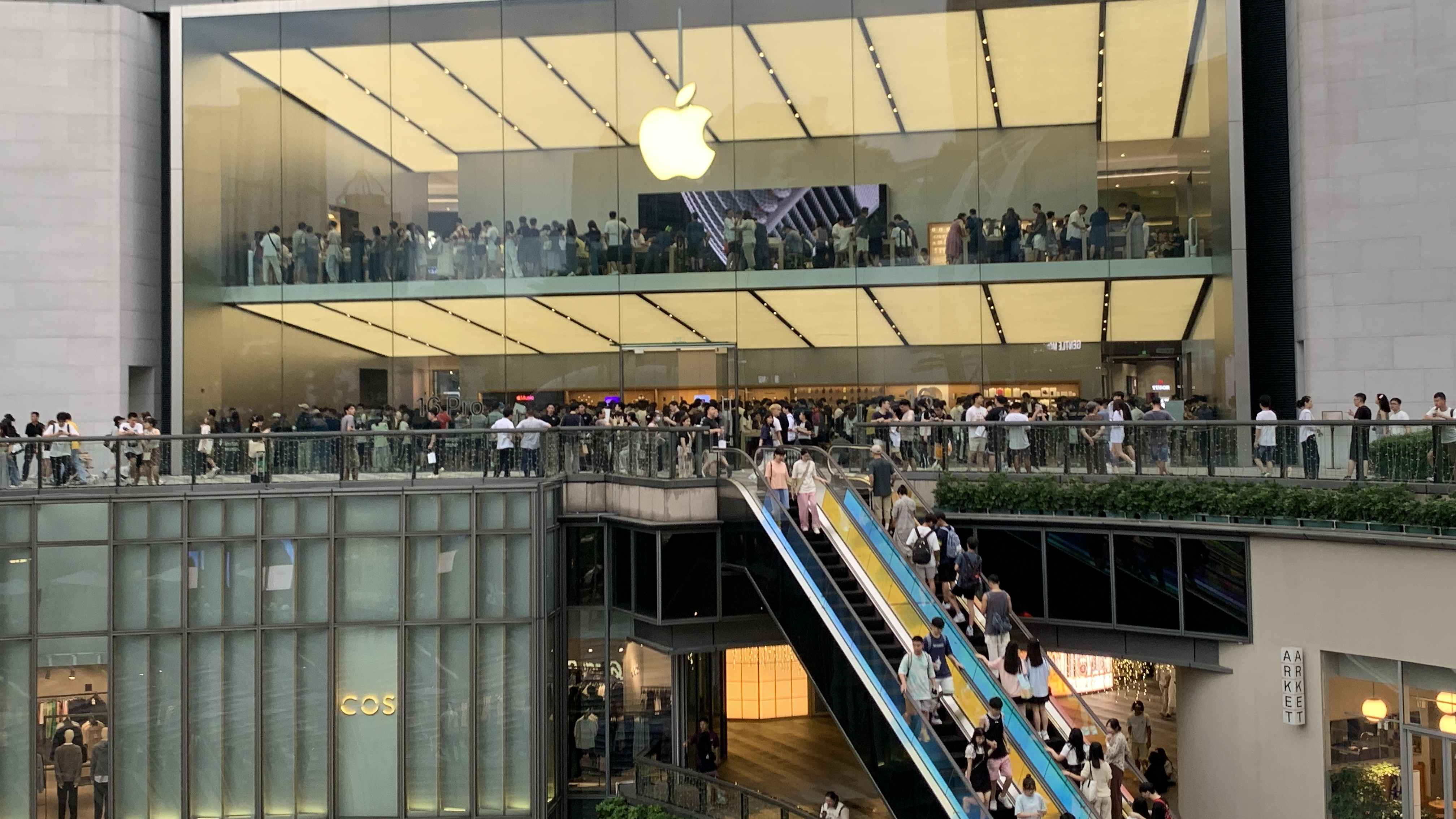 Customers experience the iPhone 16 series at the Apple retail store at Tianhuan Square in Guangzhou, south China's Guangdong Province, September 21, 2024. /CFP