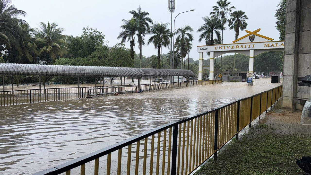 Flooding at the entrance of Universiti Malaya following heavy rain, Kuala Lumpur. October 15, 2024. / Photo courtesy Malaysia Tribune's official X account