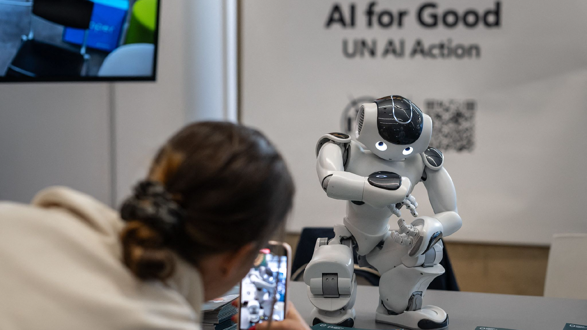 China advocates for international collaboration on AI and aims to narrow global digital gaps