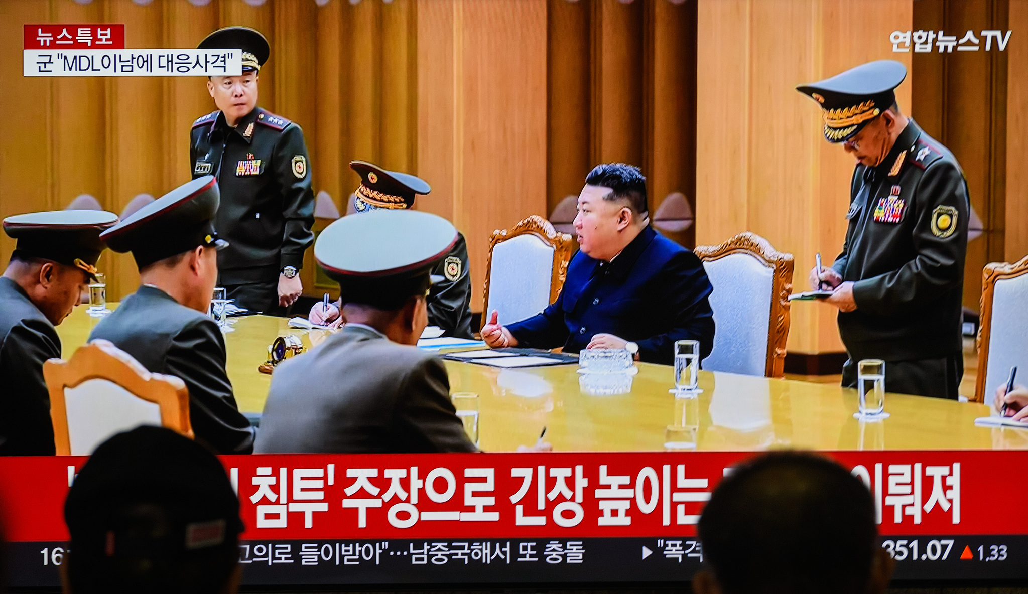 A 24-hour Yonhap News TV broadcast at Yongsan Railway Station in Seoul showing a news broadcast with DPRK leader Kim Jong Un speaking at the consultative meeting on national defense and security in Pyongyang, October 15, 2024. /CFP