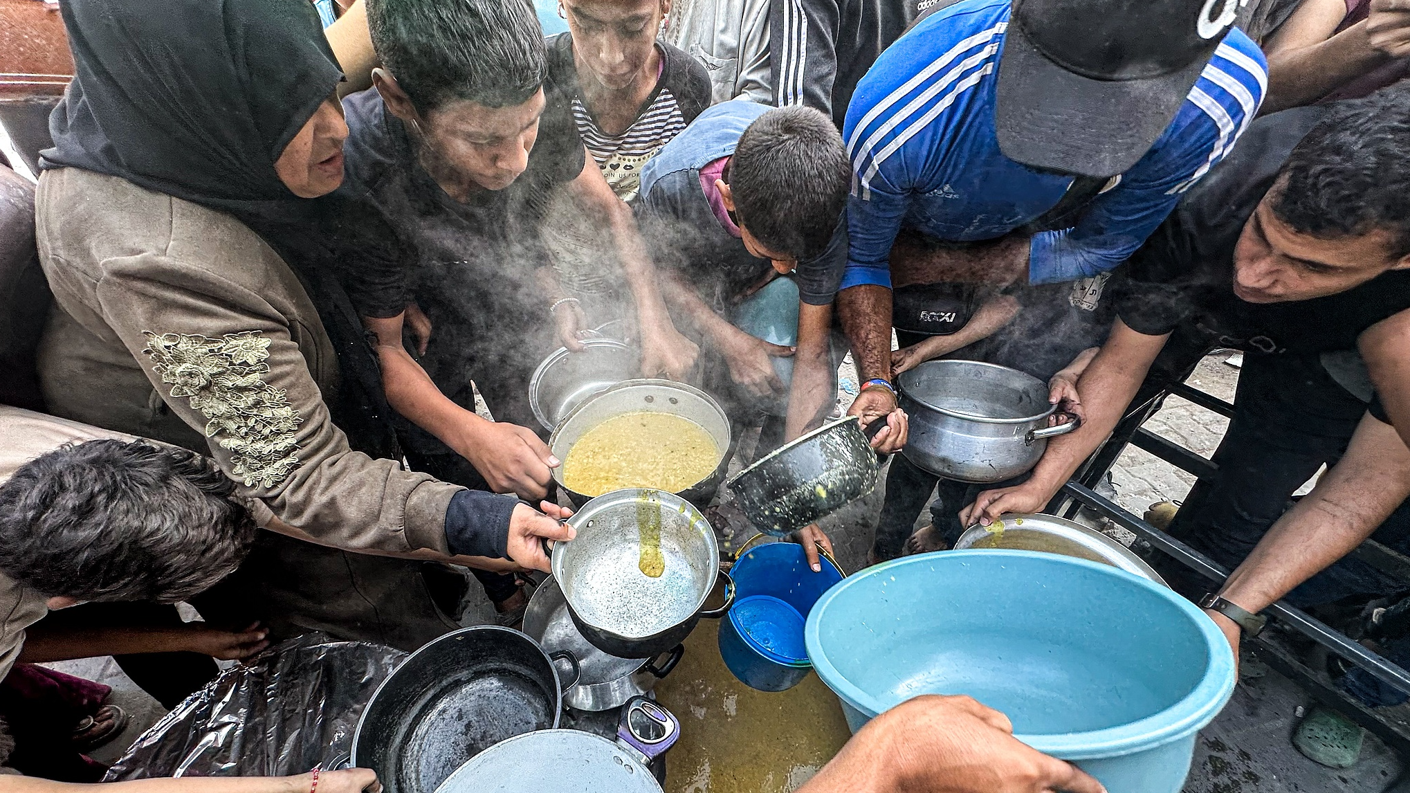 Food is distributed to people at Jabalia refugee camp in Gaza, October 17, 2024. /CFP