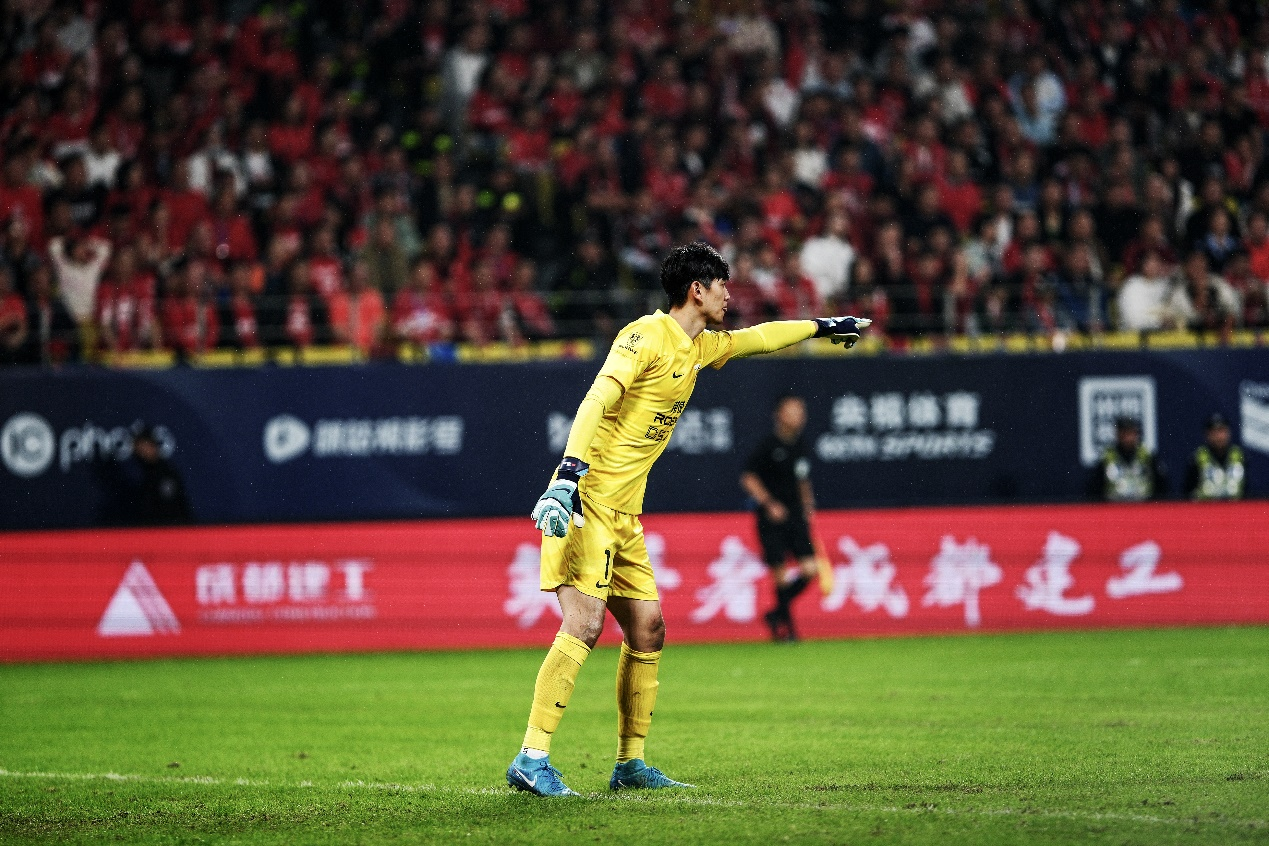 Shanghai Port goalkeeper Yan Junling during their Chinese Super League clash with Chengdu Rongcheng in Chengdu, China, October 18, 2024. /CFP