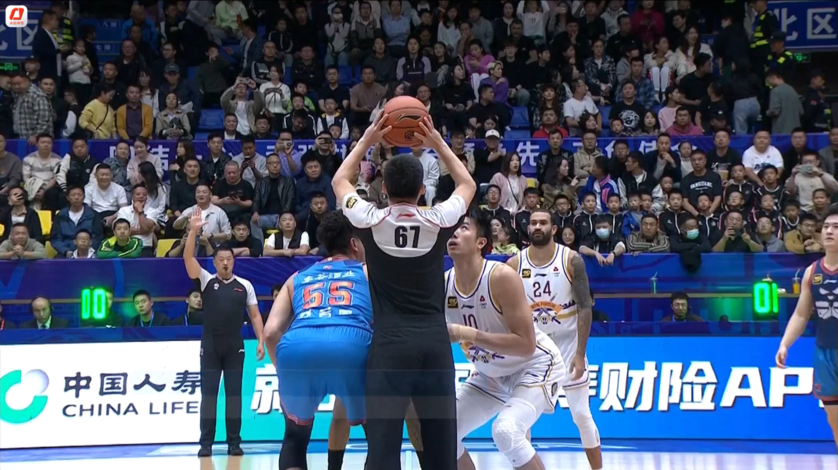 Zou Yuchen (#10) of the Beikong Royal Fighters and Su Ruoyu (#55) of the Sichuan Blue Whales prepare for the jump ball in the game in Chengdu, southwest China's Sichuan Province, October 19, 2024. /CMG