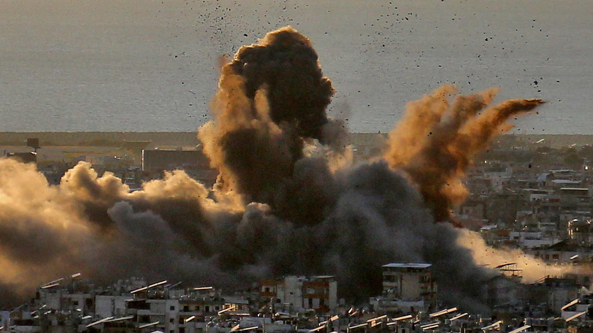 Black smoke billows from Beirut's southern suburb following heavy Israeli air raids on a Hezbollah stronghold in Beirut, Lebanon, October 19, 2024. /CFP