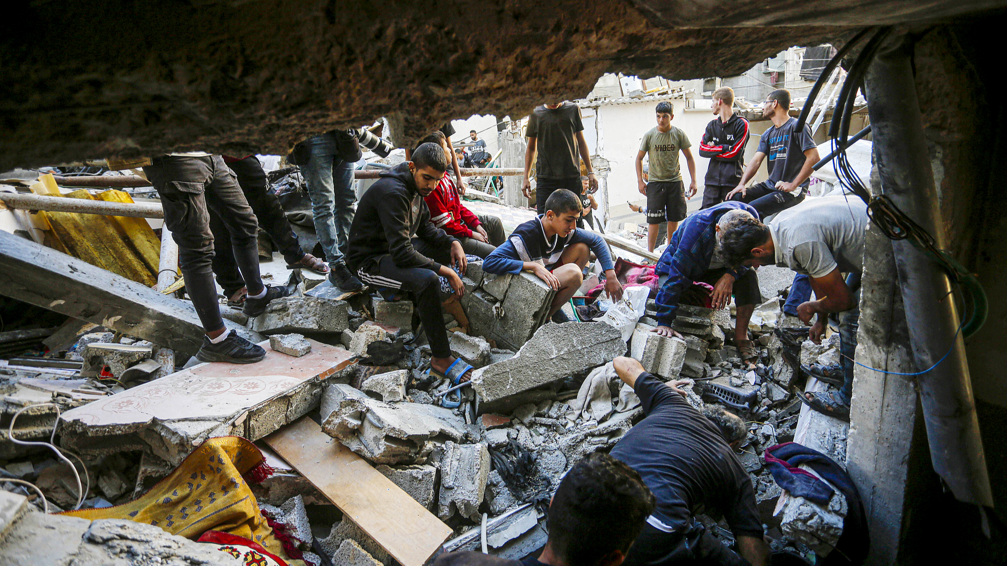 Palestinians search for people stuck under the debris of a destroyed house after an Israeli attack on a building in Al-Maghazi refugee camp in Deir al-Balah, Gaza, October 19, 2024. /CFP