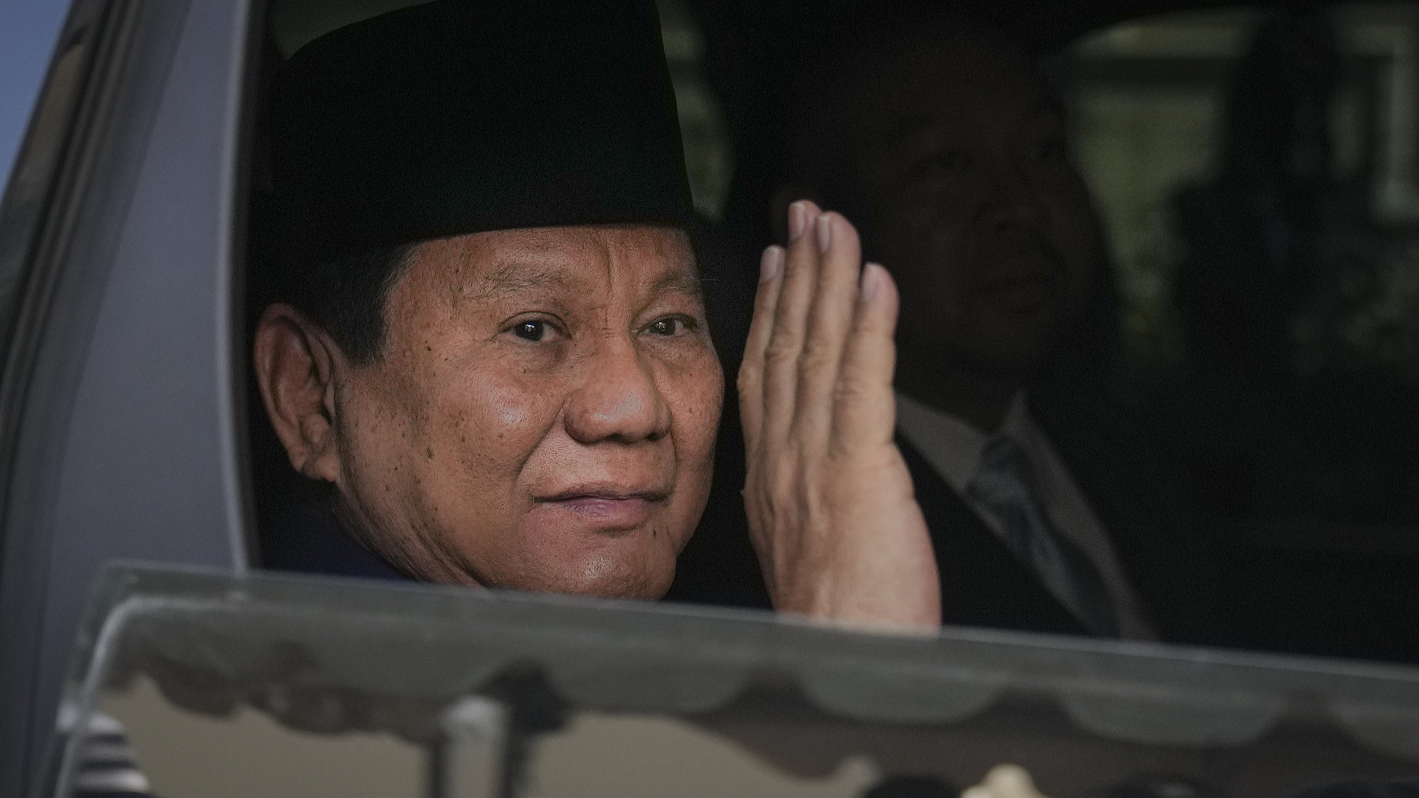 Prabowo Subianto waves to the media as he leaves for the inauguration ceremony in Jakarta, Indonesia, October 20, 2024. /CFP