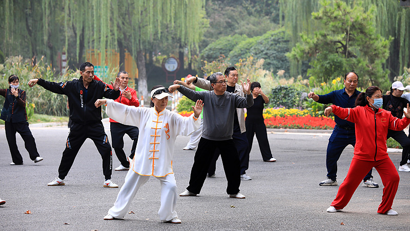 Seniors do morning exercises in local parks in Huai'an City, east China's Jiangsu Province, October 10, 2024. /CFP