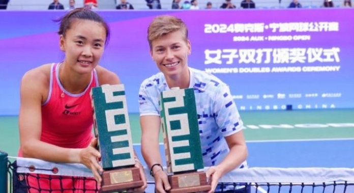 China's Yuan Yue (L) and the Netherlands' Demi Schuurs during the awarding ceremony after winning the women's doubles final at Ningbo Open. China, October 20, 2024. /CFP