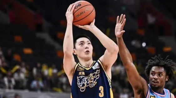 The Guangdong Southern Tigers' Hu Mingxuan (L) during their CBA clash with the Xinjiang Flying Tigers in Dongguan, south China's Guangdong Province, October 20, 2024. /CFP