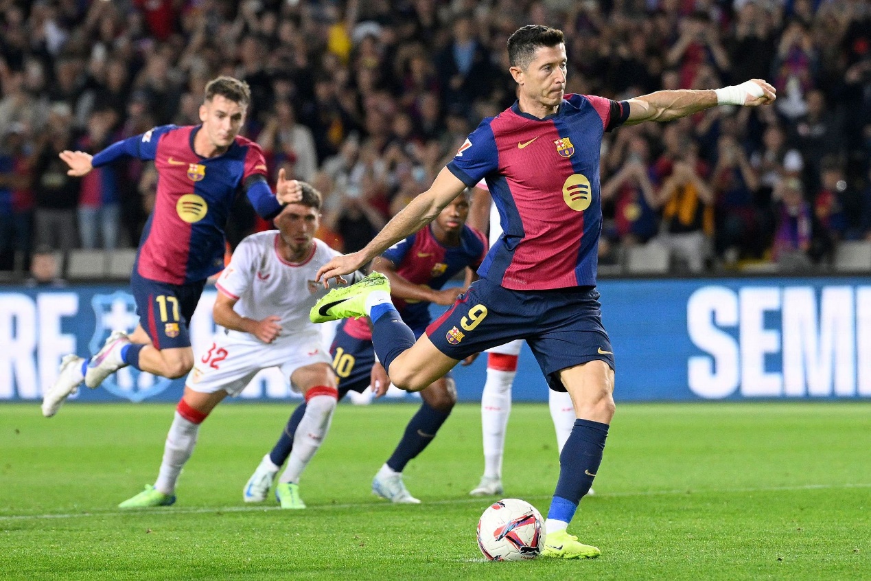 Barcelona's Robert Lewandowski shoots from the penalty spot and scores the opening goal during their clash with Sevilla in Barcelona, Spain, October 20, 2024. /CFP