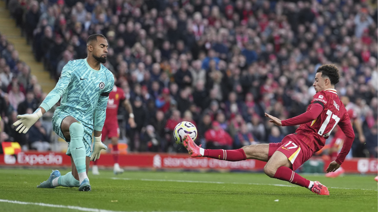 Liverpool's Curtis Jones (R) scores his side's second goal past Chelsea's goalkeeper Robert Sanchez during their clash with Chelsea in Liverpool, England, October 20, 2024. /CFP