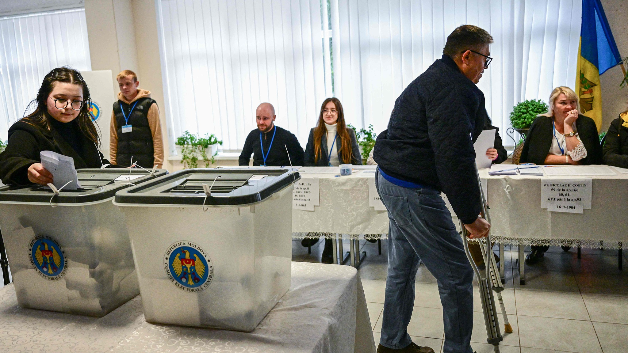 A woman casts her ballots in the presidential election and referendum on joining the European Union at a polling station in Chisinau, October 20, 2024. /CFP