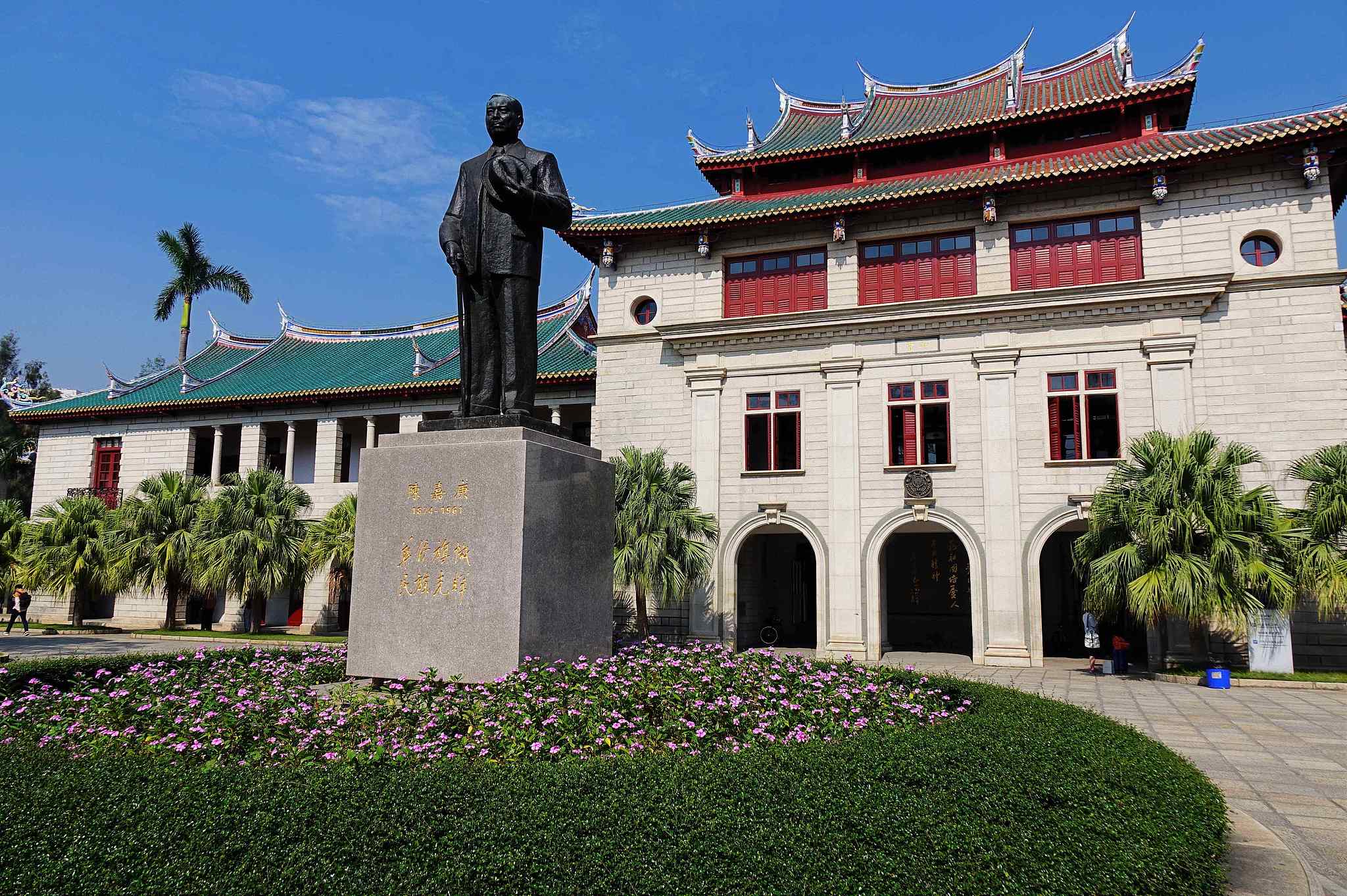 A statue of Tan Kah Kee in front of the Qunxian Complex at Xiamen University in Fujian Province, China, November 13, 2016. /CFP