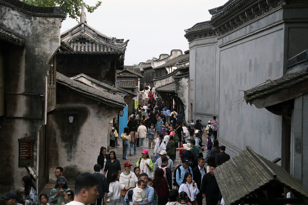 Tourists flock to Wuzhen water town in Jiaxing, Zhejiang Province, to soak up the autumn scenery on October 20, 2024. /CFP