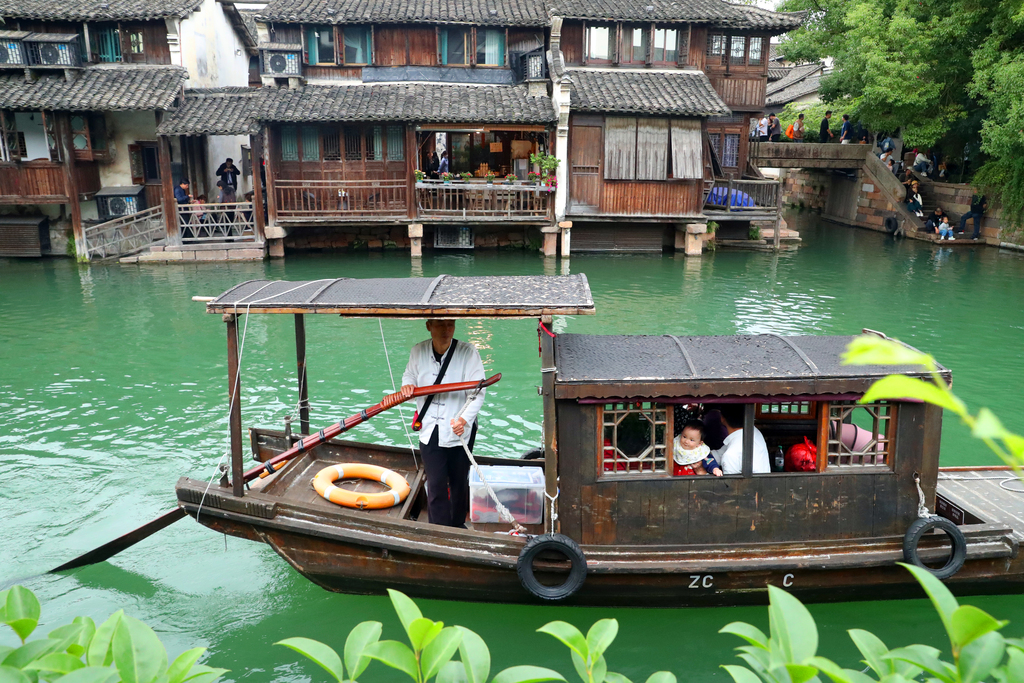 Tourists flock to Wuzhen water town in Jiaxing, Zhejiang Province, to soak up the autumn scenery on October 20, 2024. /CFP