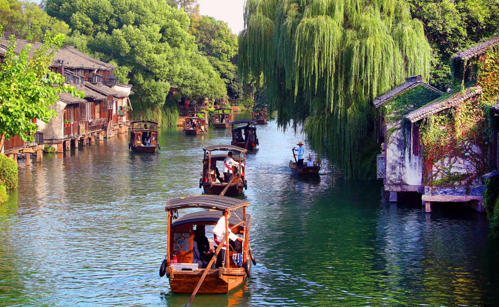 Tourists flock to Wuzhen water town in Jiaxing, Zhejiang Province, to soak up the autumn scenery on October 20, 2024. /CFP