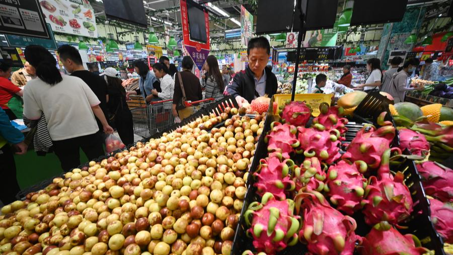 People buy fruit at a supermarket in Kaifeng, central China's Henan Province, September 15, 2024. /Xinhua