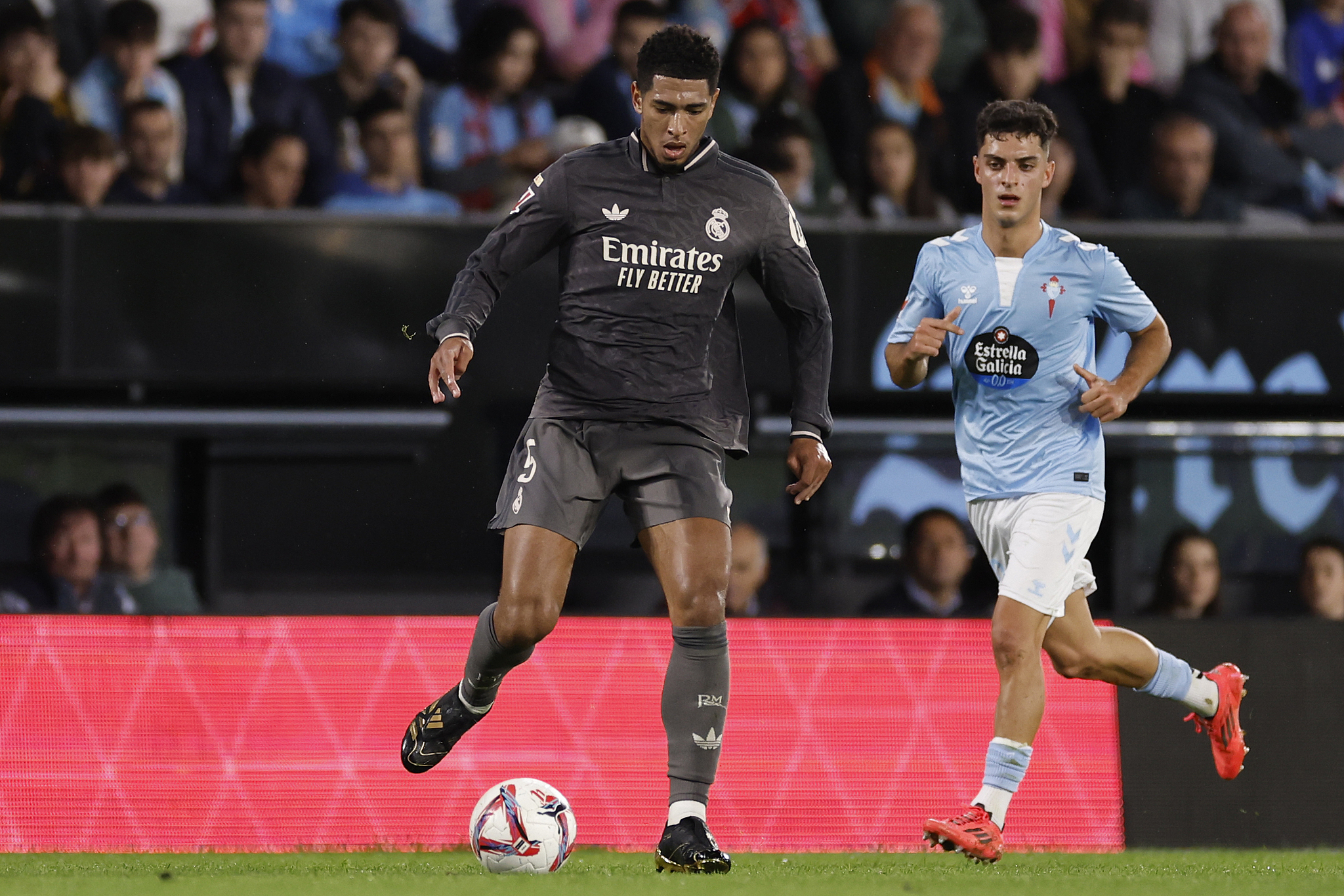 Jude Bellingham (L) of Real Madrid controls the ball in the La Liga game against Celta de Vigo at Estadio Balaidos in Vigo, Spain, October 19, 2024. /CFP 