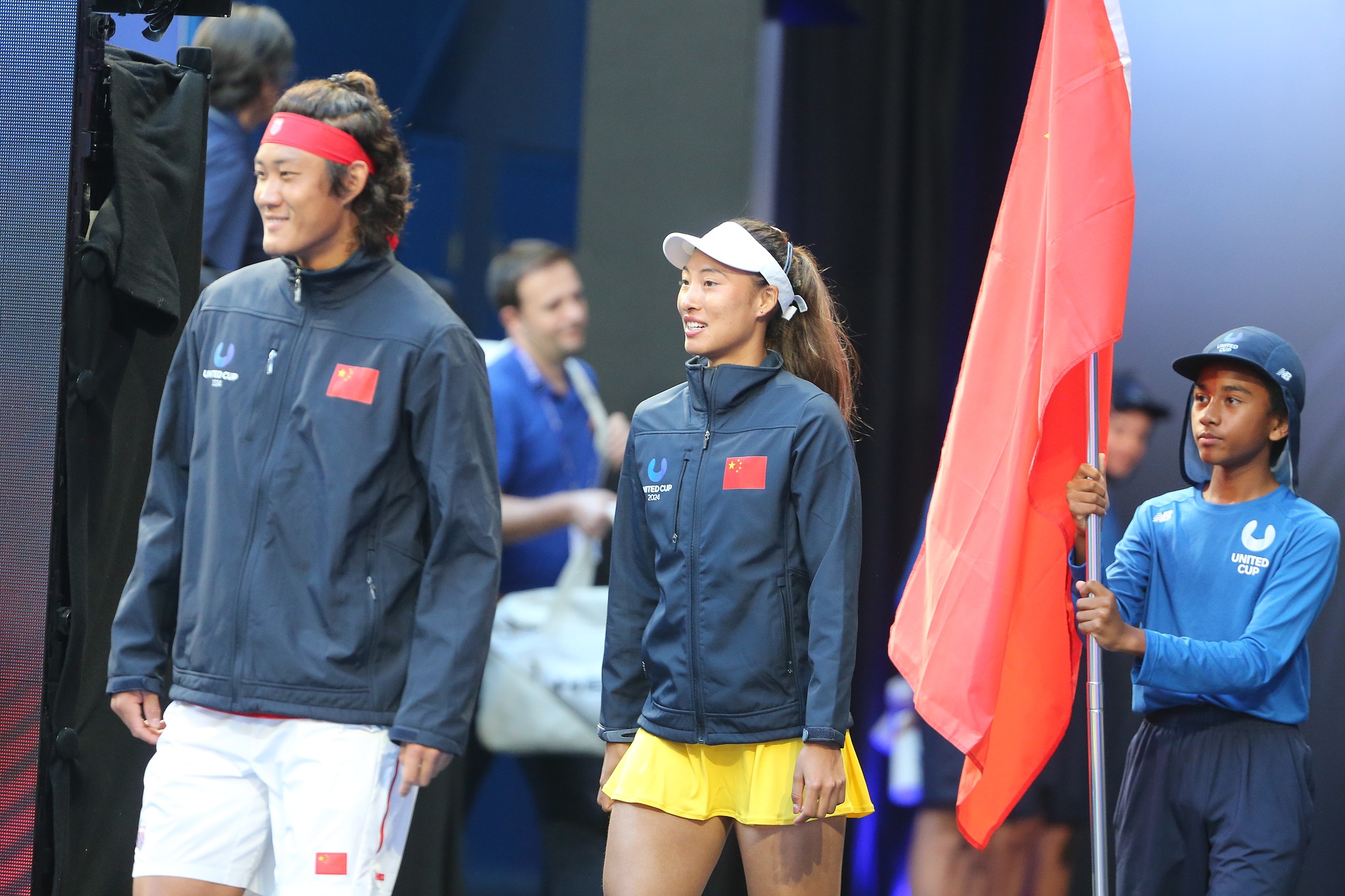 Chinese players Zhang Zhizhen (L) and Zheng Qinwen look on at the United Cup in Perth, Australia, December 31, 2023. /CFP