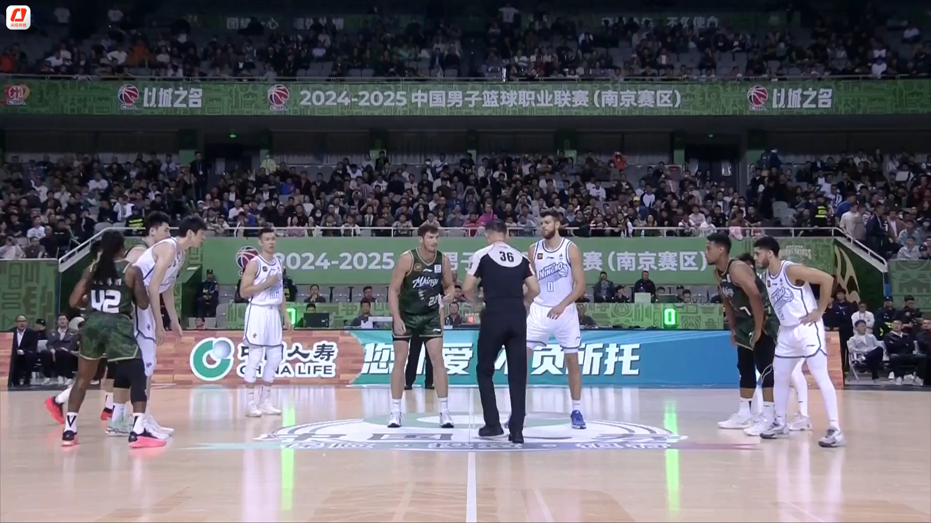 T.J. Leaf (#22) of the Nanjing Monkey Kings and Nicholas Rakocevic (#0) of the Ningbo Rockets prepare to compete for a jump ball in the game in Nanjing, east China's Jiangsu Province, October 21, 2024. /CMG