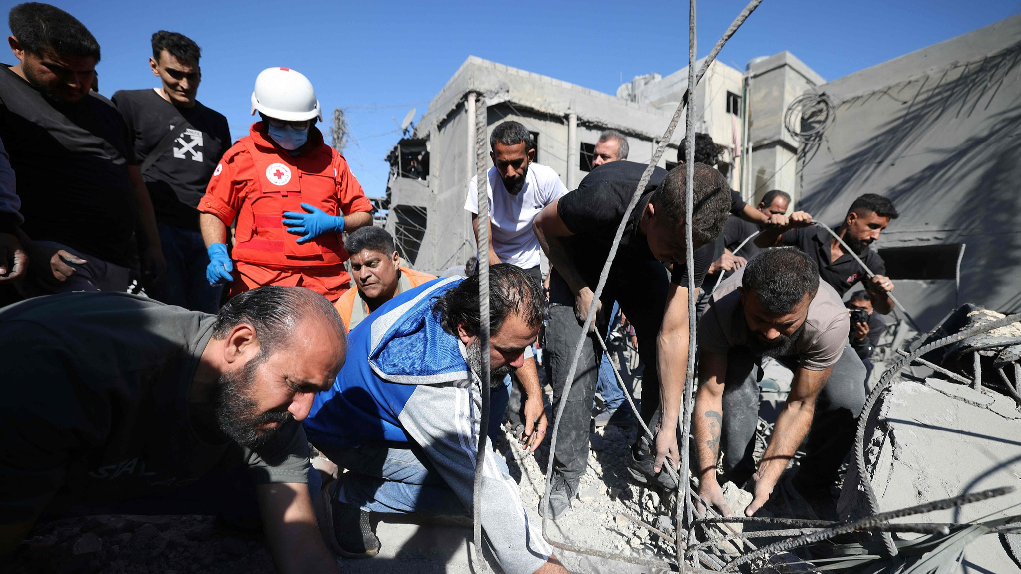 Rescuers search under rubble for survivors a day after an Israeli air strike in Beirut's southern suburb of Jnah, October 22, 2024. /CFP