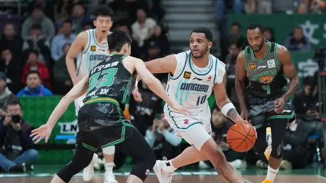 Liaoning and Qingdao players in action during a CBA game in Shenyang, China, October 22, 2024. /CFP