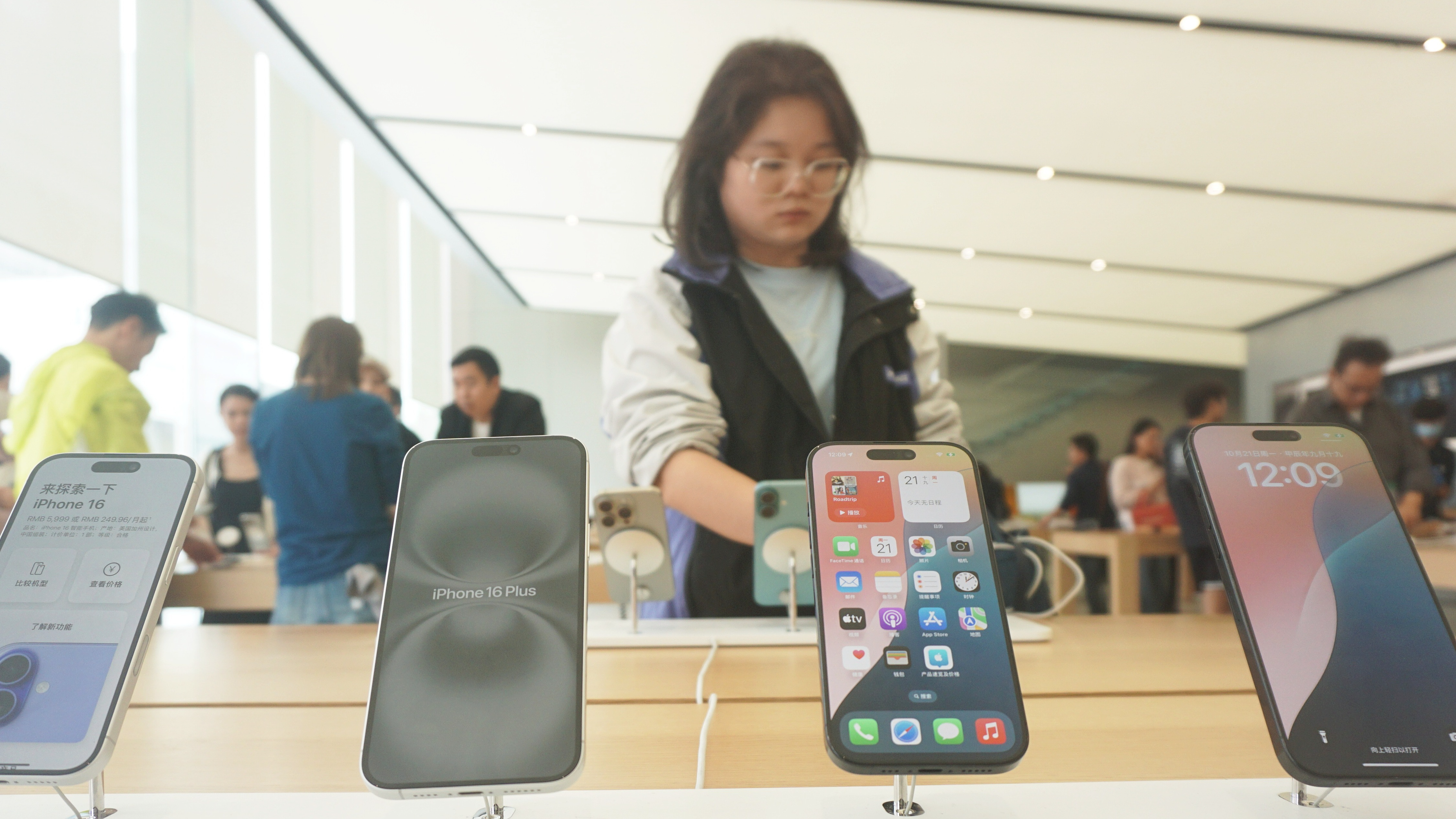 Customers check out products at an Apple store in Hangzhou City in east China's Zhejiang Province, October 21, 2024. /CFP