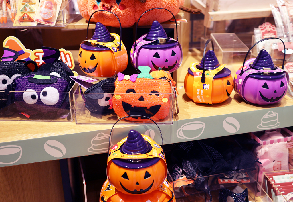 Halloween decorations and novelties, desserts and pastries combine to create a festive atmosphere in Shanghai Bailian Zhonghuan Commerce Plaza on October 20, 2024. /CFP