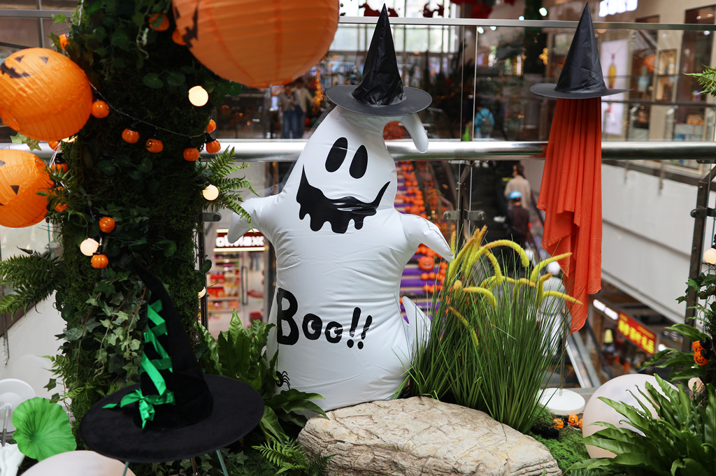 Halloween decorations and novelties, desserts and pastries combine to create a festive atmosphere in Shanghai Bailian Zhonghuan Commerce Plaza on October 20, 2024. /CFP