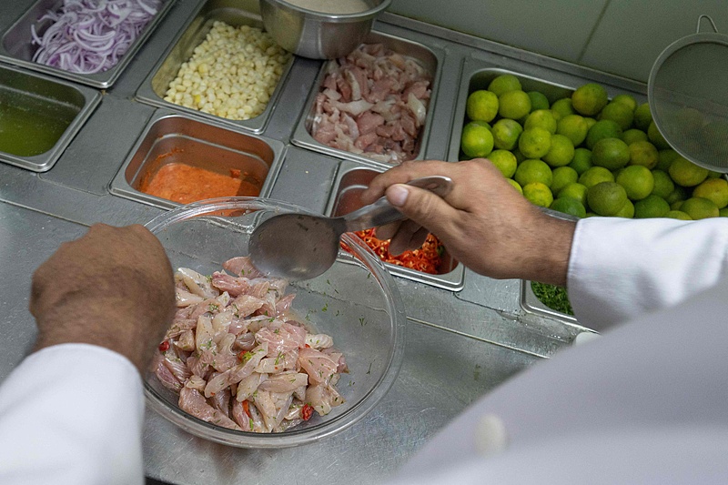 A file photo shows a chef making Peruvian ceviche at a restaurant in Peru. /CFP