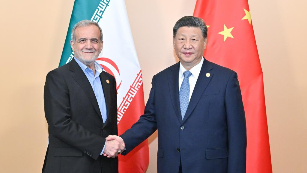 Chinese President Xi Jinping meets with Iranian President Masoud Pezeshkian on the sidelines of the 16th BRICS Summit in Kazan, Russia, October 23, 2024. /Xinhua