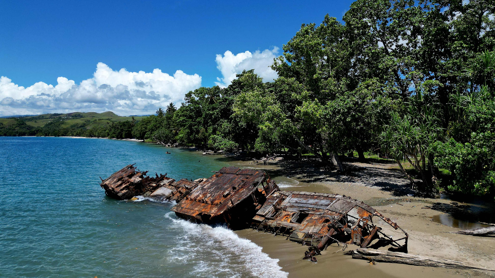 An aerial view of a washed up shipwreck on the outskirts of Honiara, capital city of the Solomon Islands. /CFP