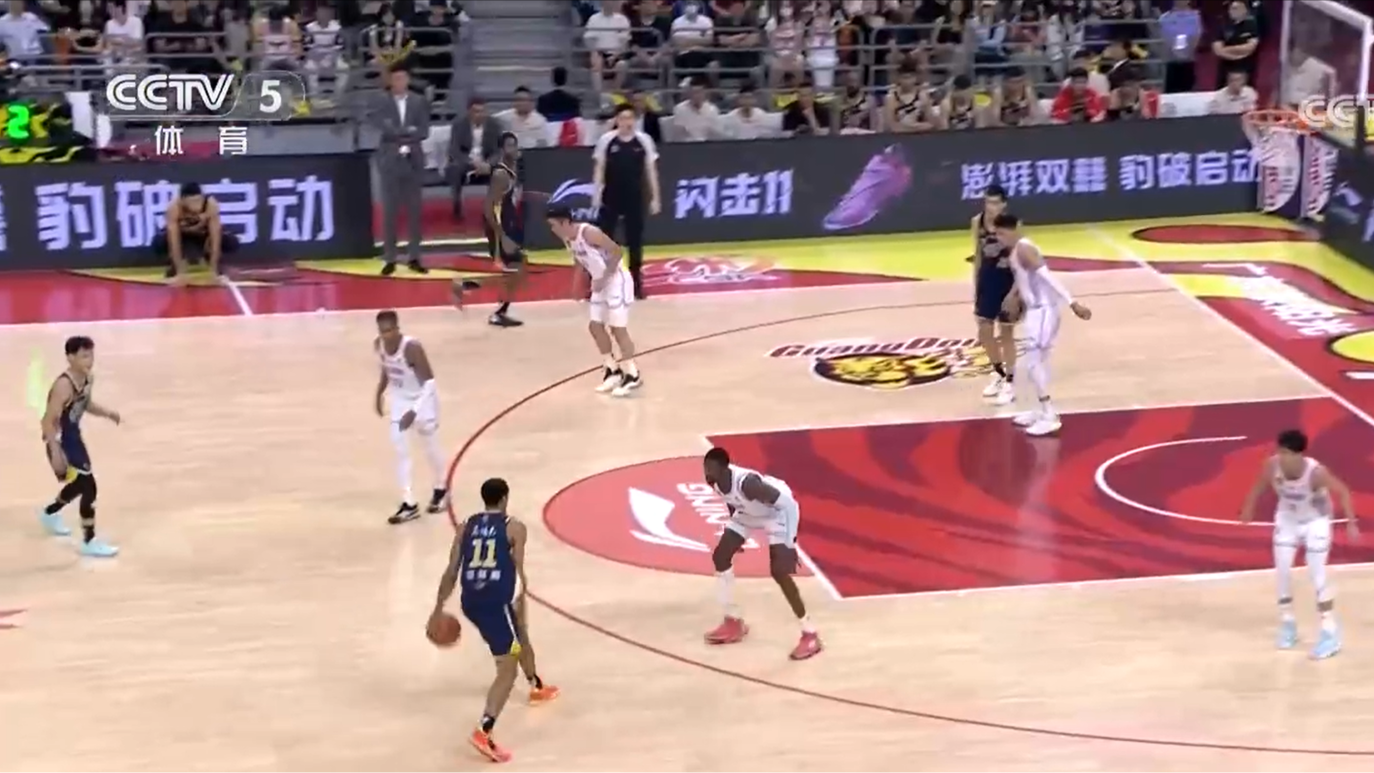 Darius Bazley (#11) of the Guangdong Southern Tigers dribbles in the game against the Fujian Sturgeons in Guangzhou, south China's Guangdong Province, October 23, 2024. /CMG