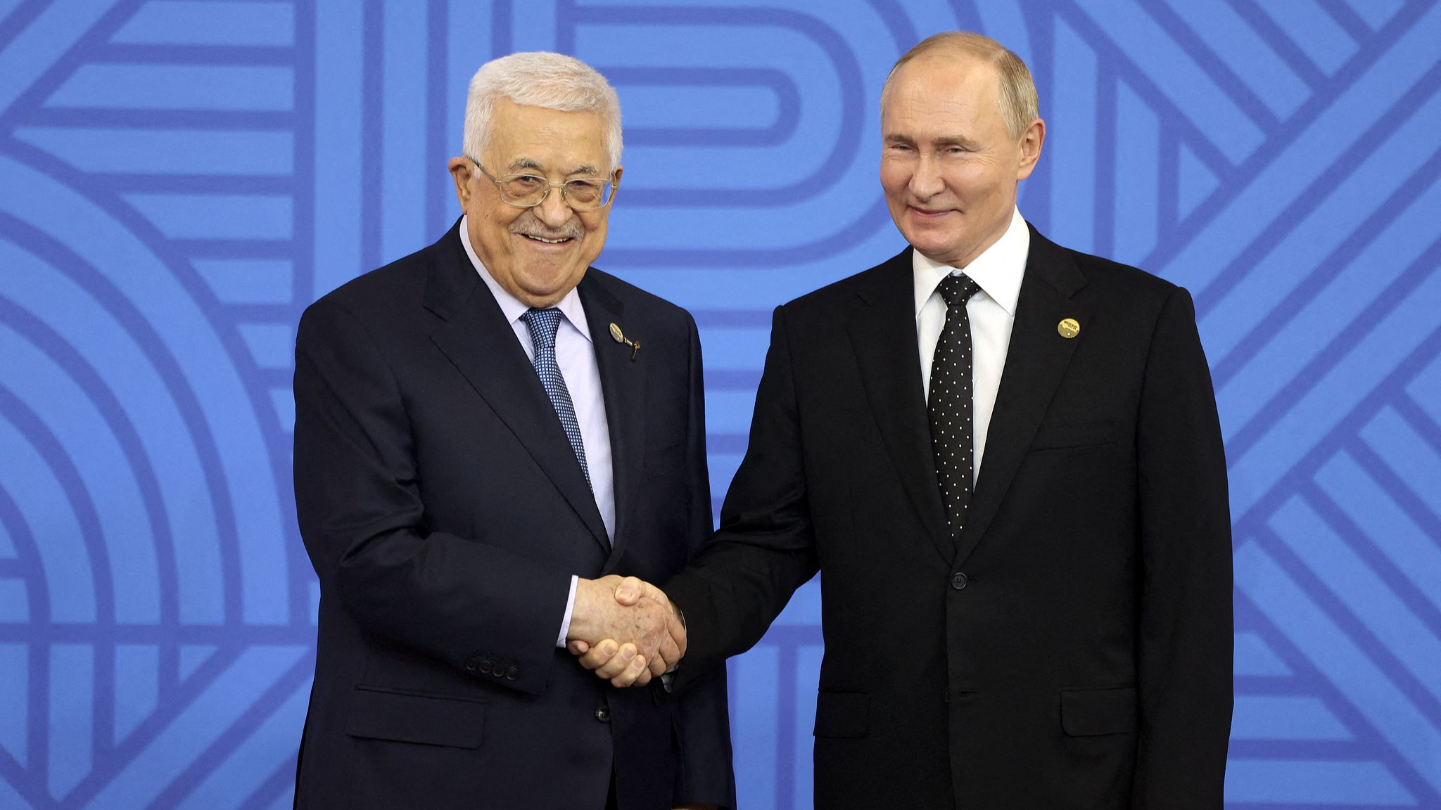 This handout picture provided by the Palestinian Authority's press office shows Palestinian President Mahmud Abbas (L) posing for a picture with Russian President Vladimir Putin during the BRICS summit in Kazan, October 23, 2024. /CFP